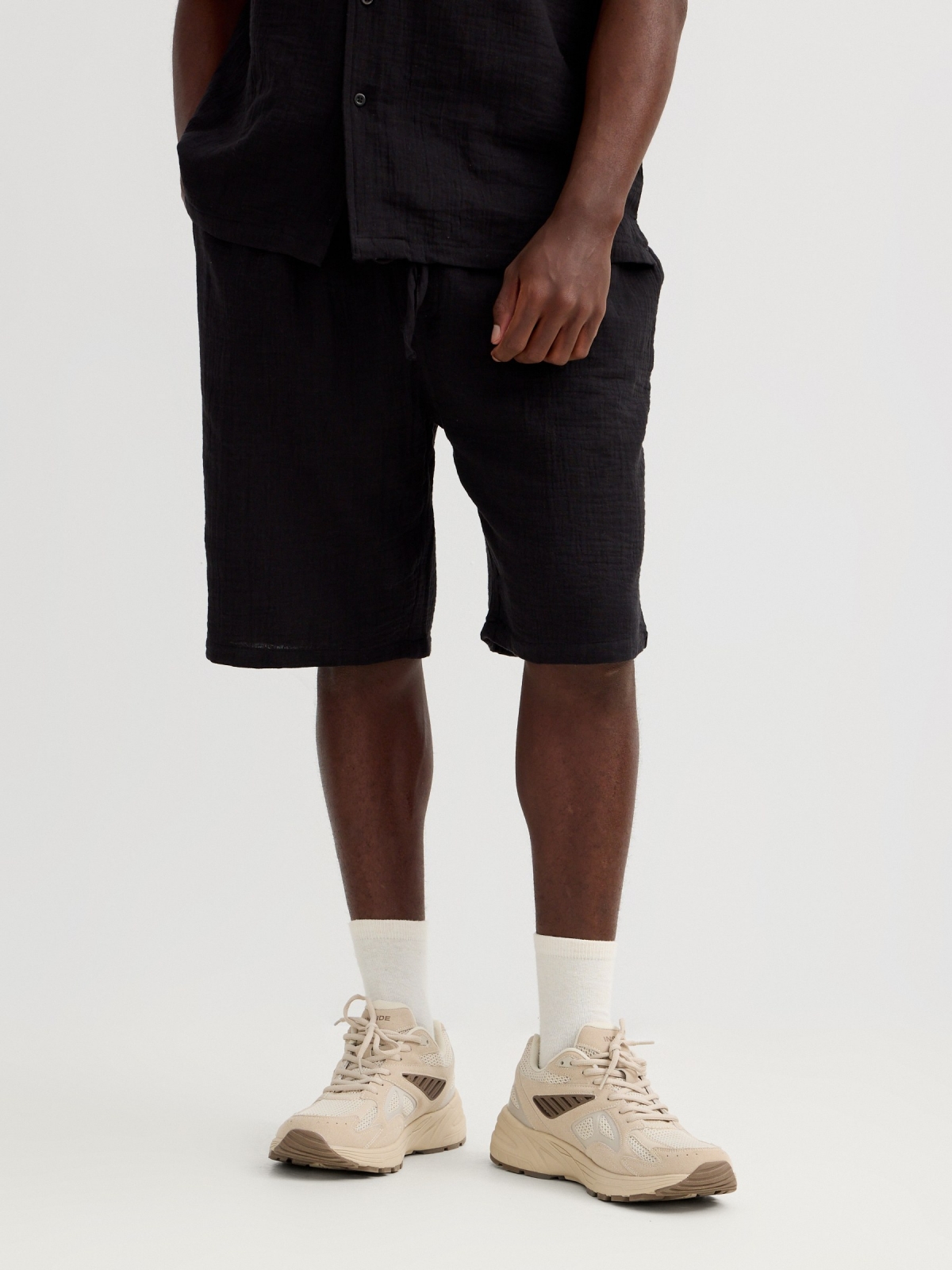 Bermuda jogger negro vista media trasera