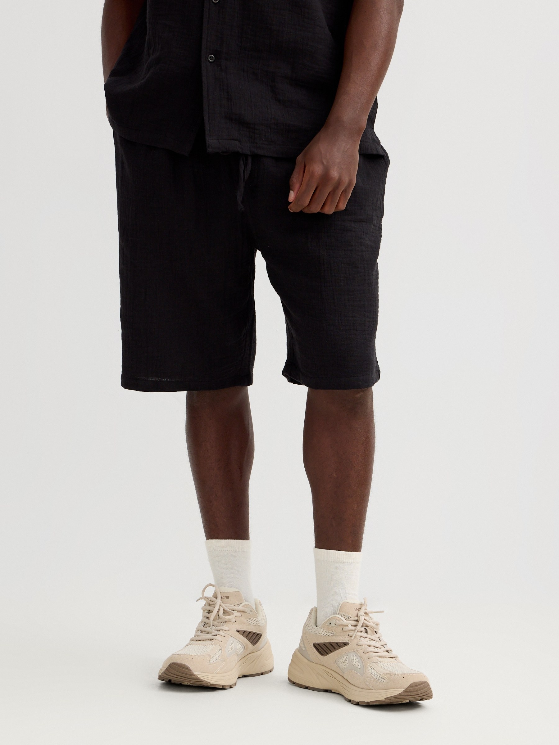 Bermuda jogger negro vista media frontal