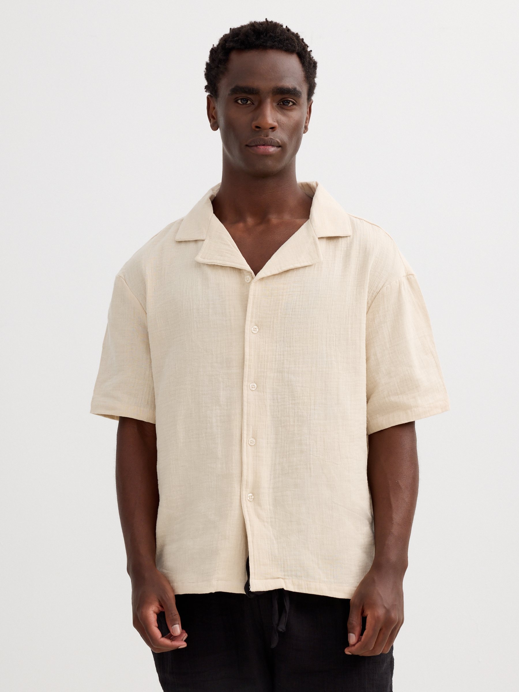 Camisa de algodón con cuello clásico crudo vista media frontal