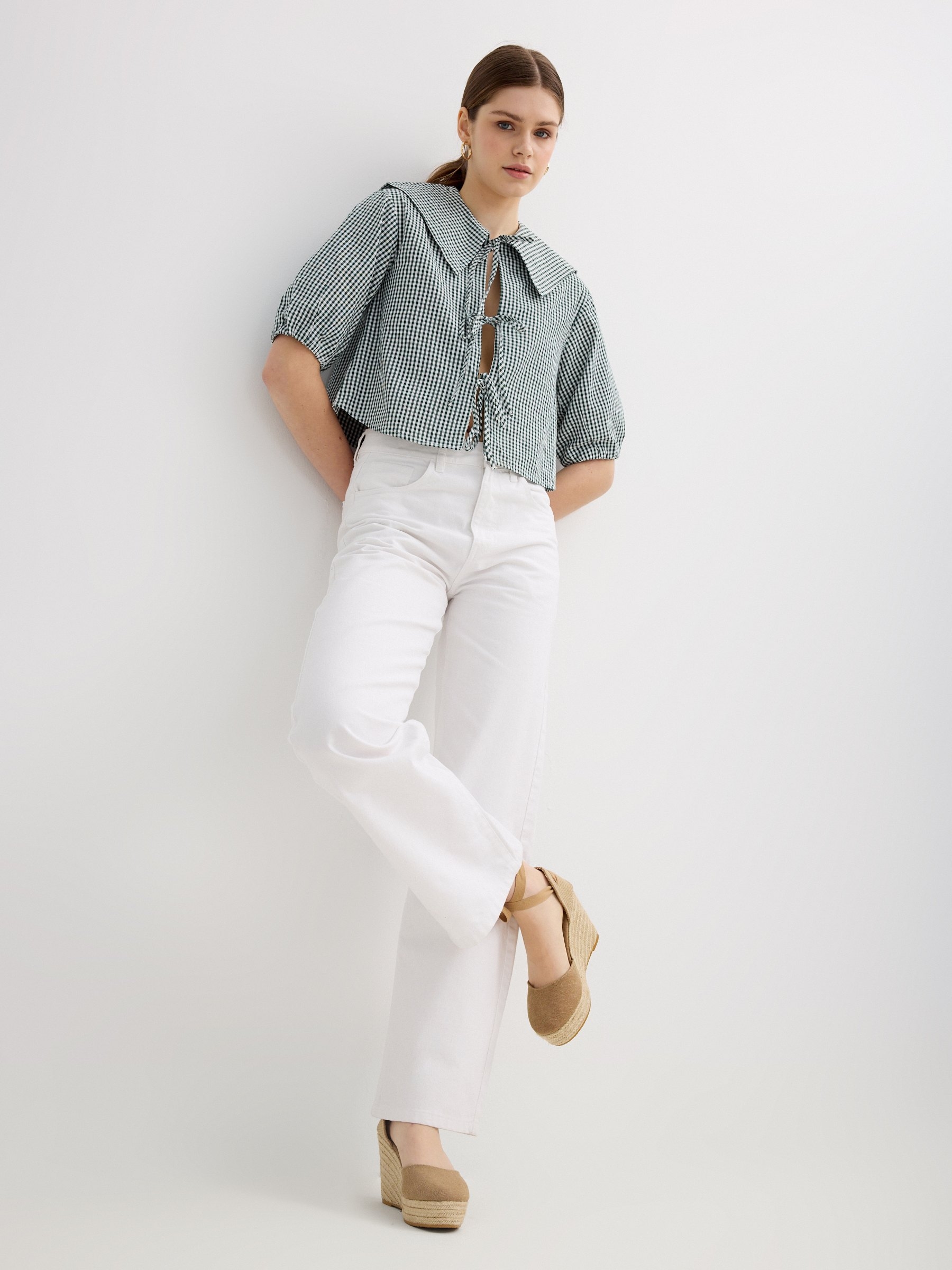 Calça bordada suíça wide leg branco vista geral frontal