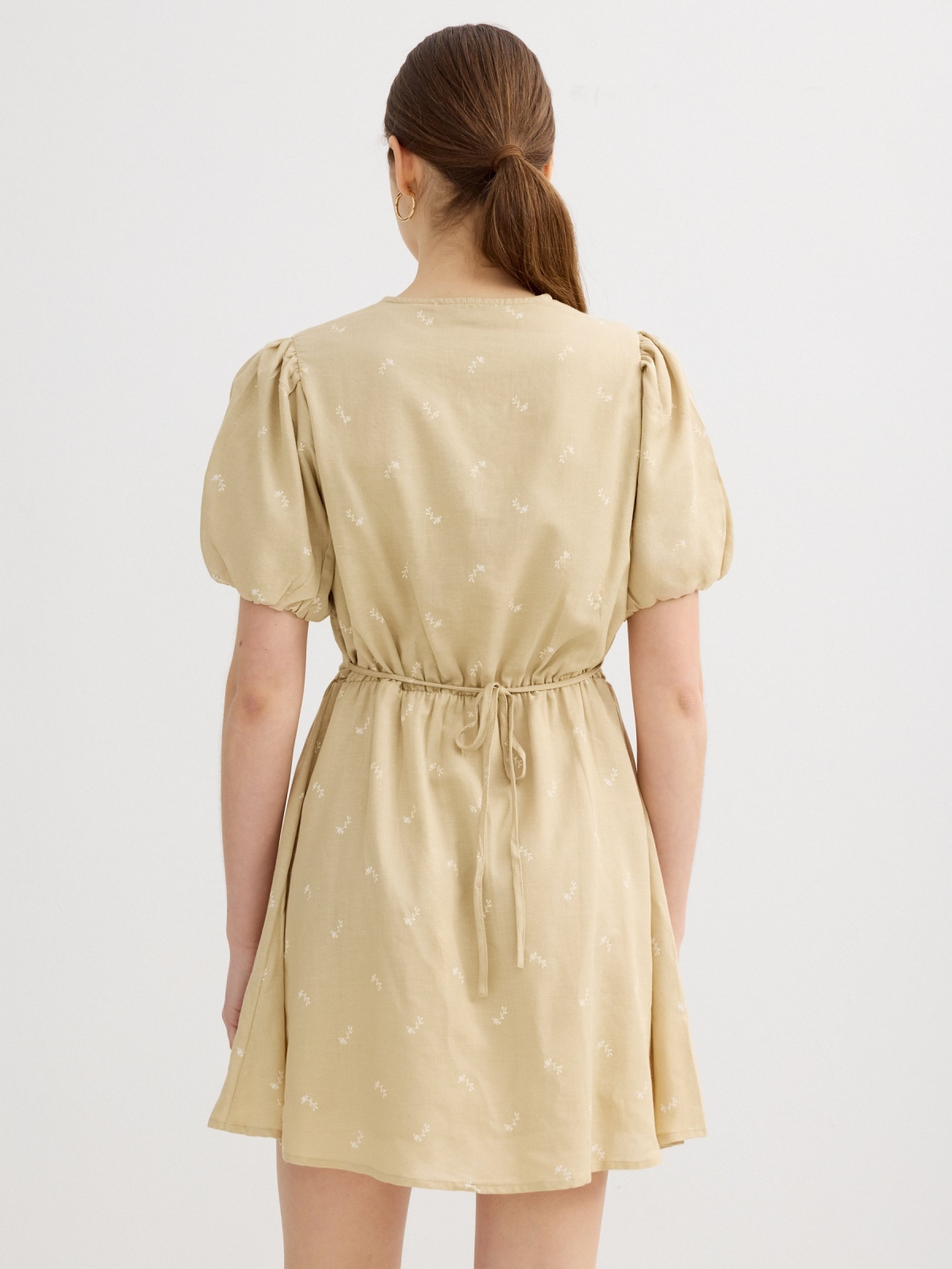 Vestido mini floral bordado ocre vista media trasera