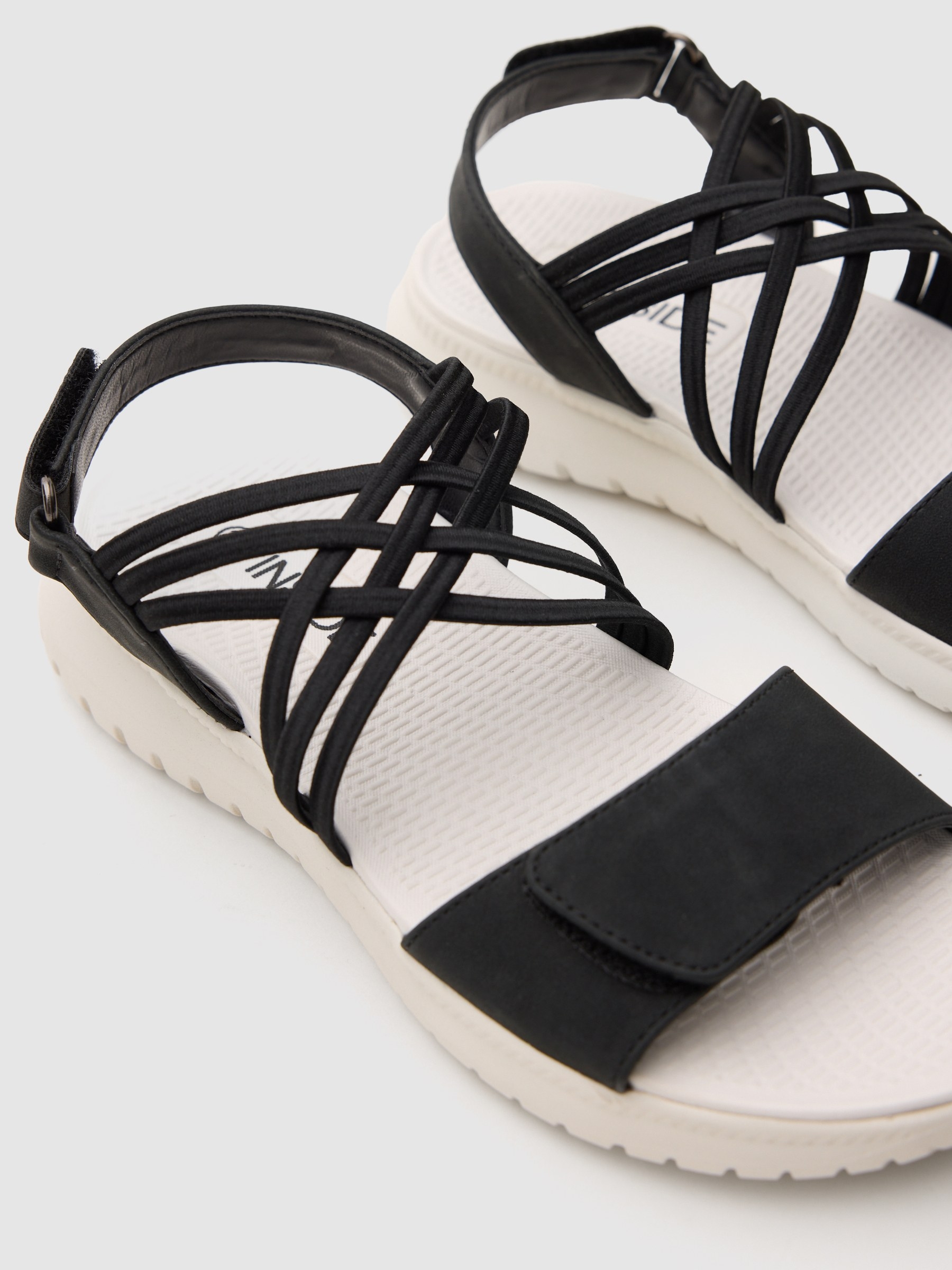Flat sandal with crossed faux leather straps black