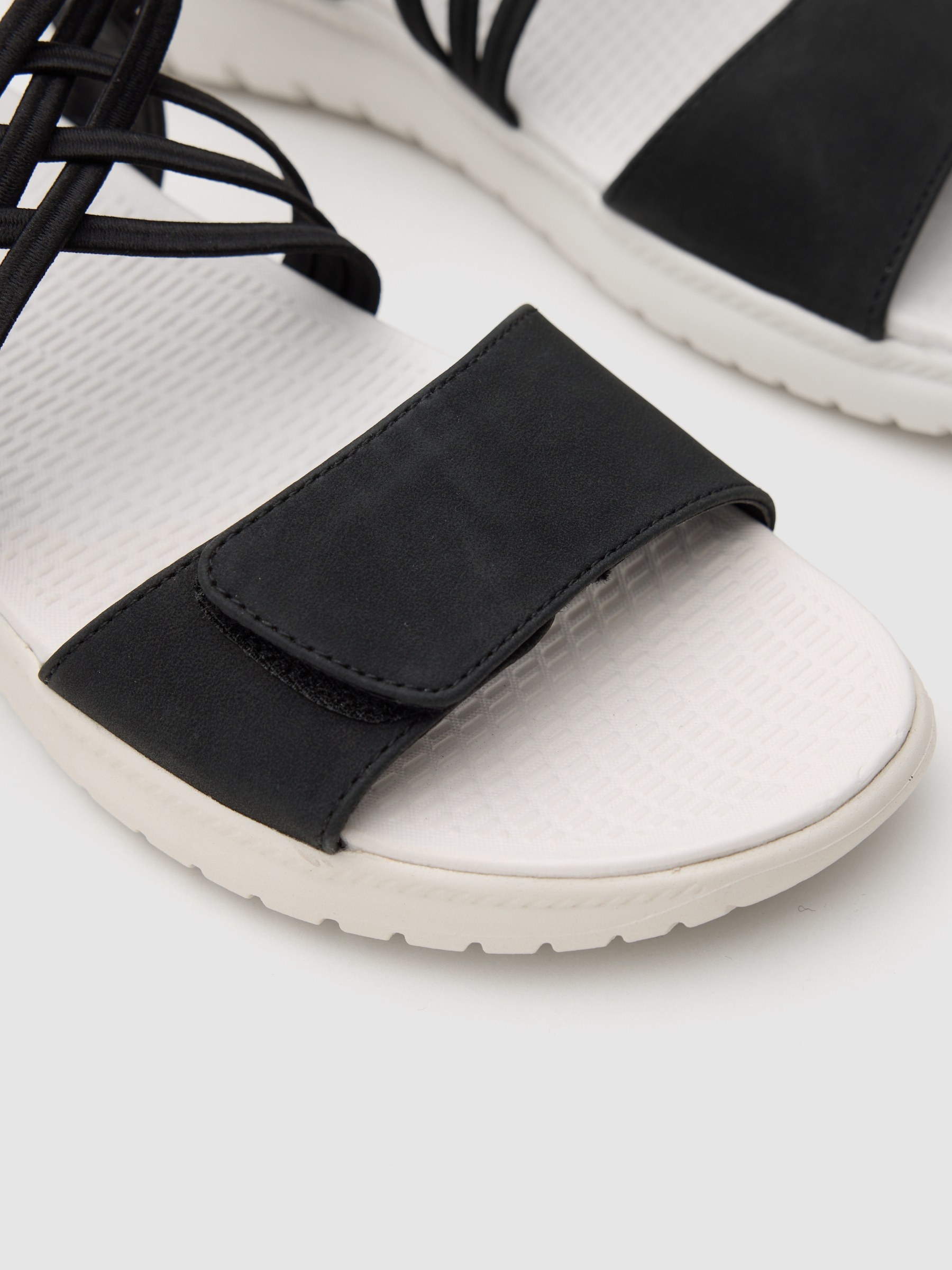 Flat sandal with crossed faux leather straps black