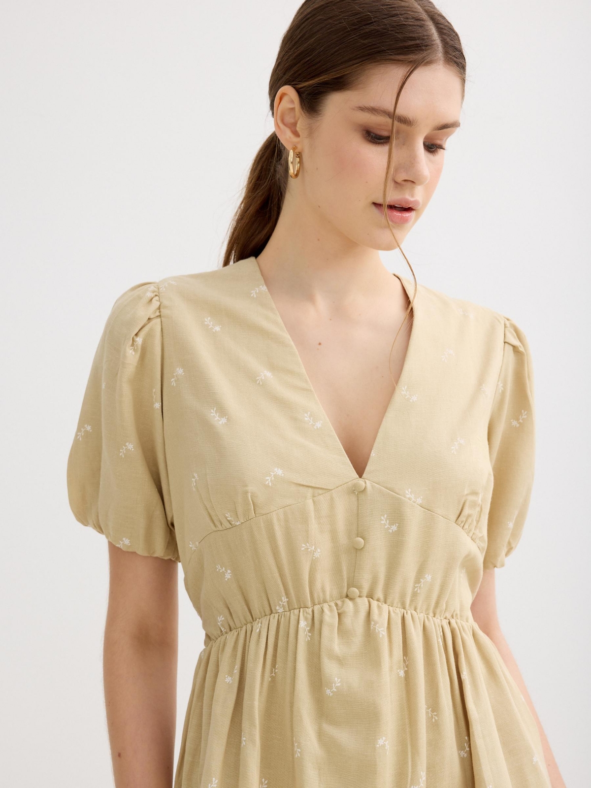 Vestido mini floral bordado ocre vista detalle