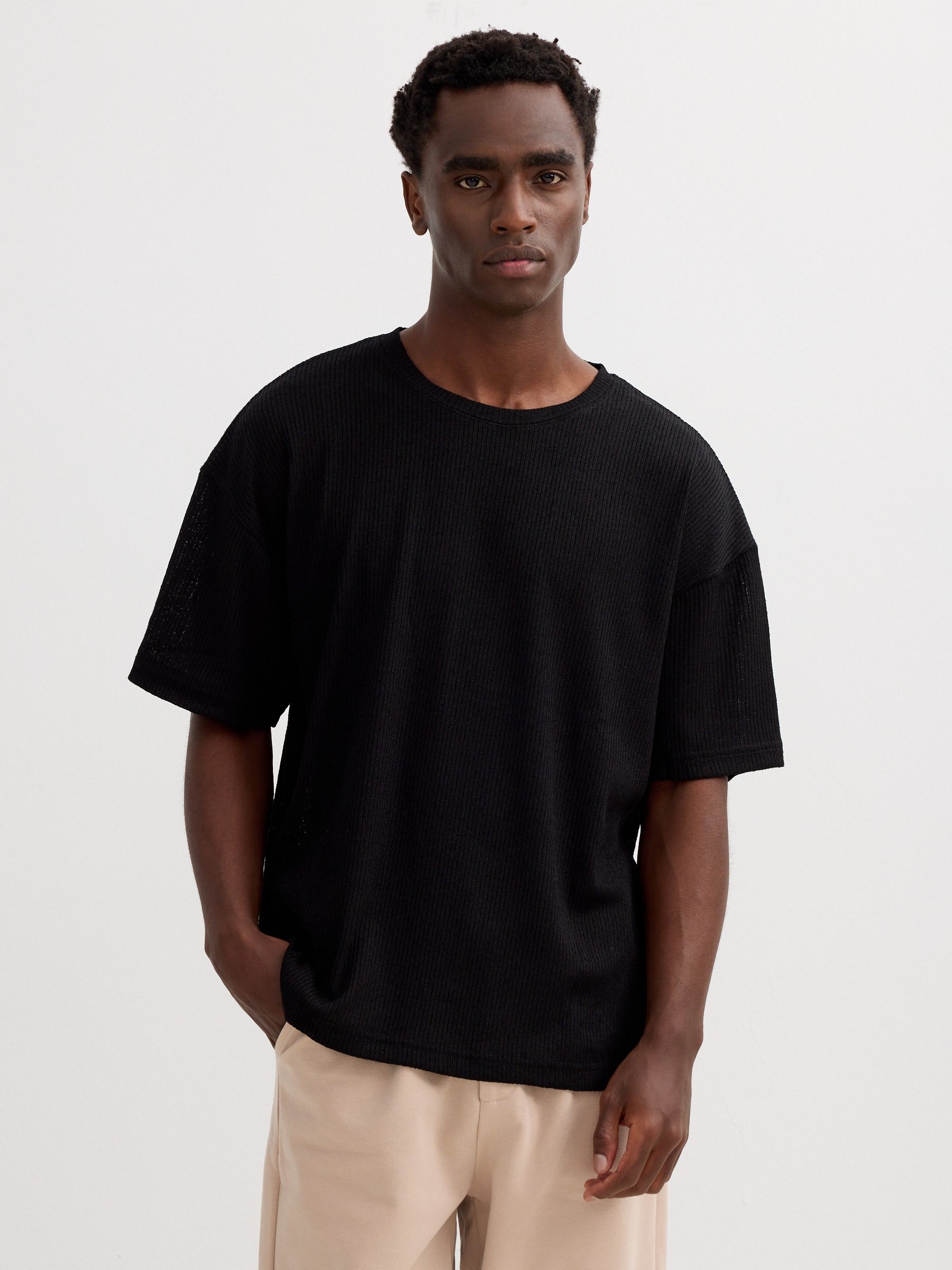 Camiseta de malha lisa preto vista meia frontal