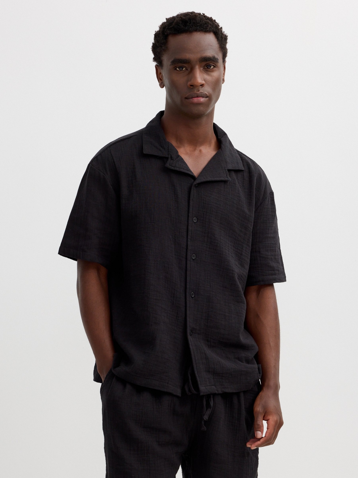 Camisa de algodón con cuello clásico negro vista media frontal