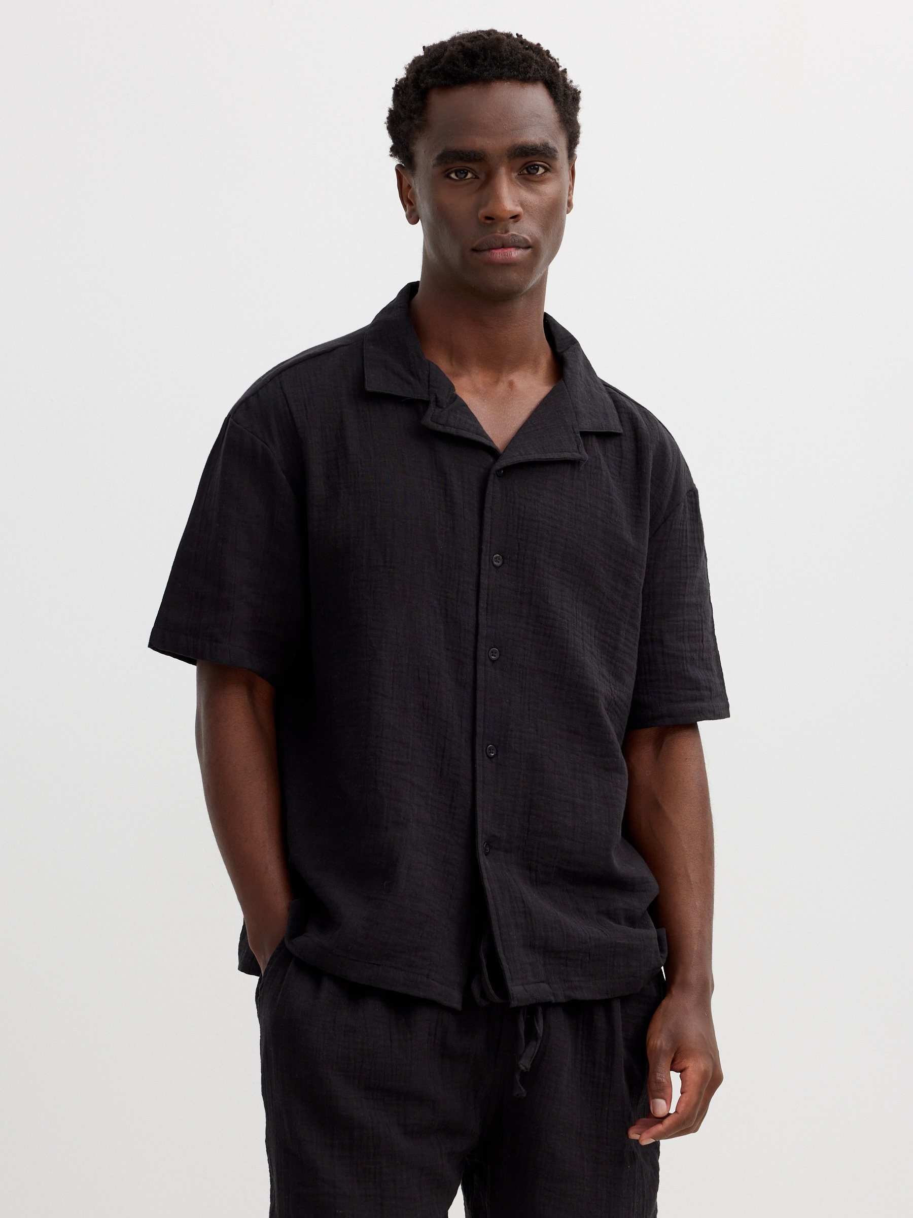 Camisa de algodón con cuello clásico negro vista media frontal