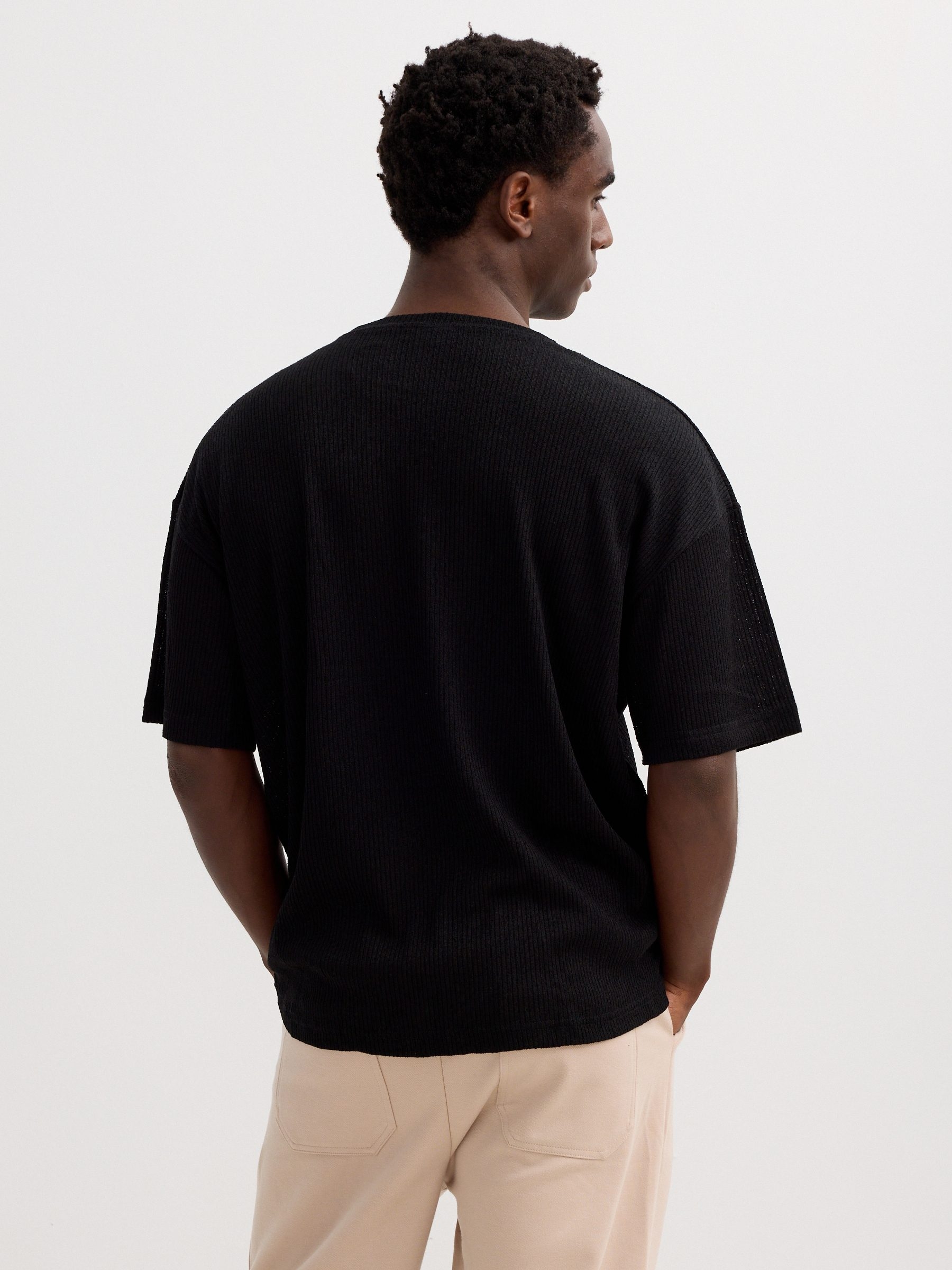 Camiseta de malha lisa preto vista meia frontal