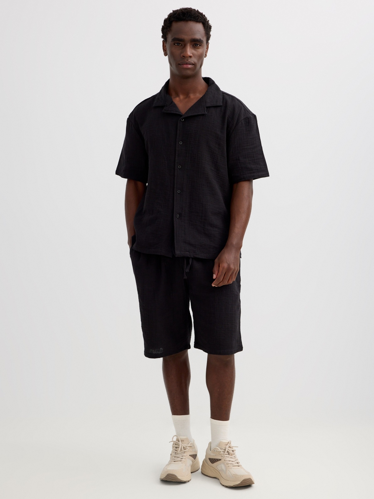 Camisa de algodón con cuello clásico negro vista general frontal