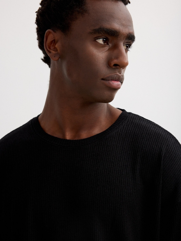 plain knit T-shirt black detail view