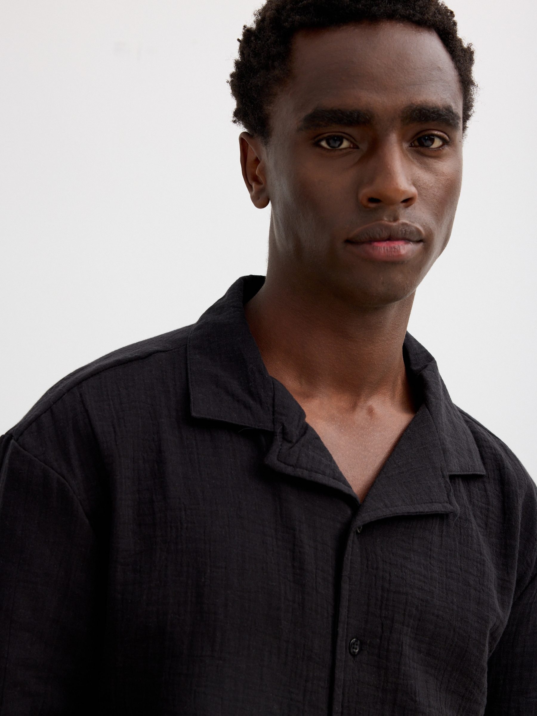 Camisa de algodón con cuello clásico negro vista media frontal