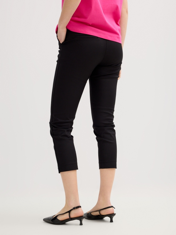 Pantalón slim con pinzas negro vista media trasera
