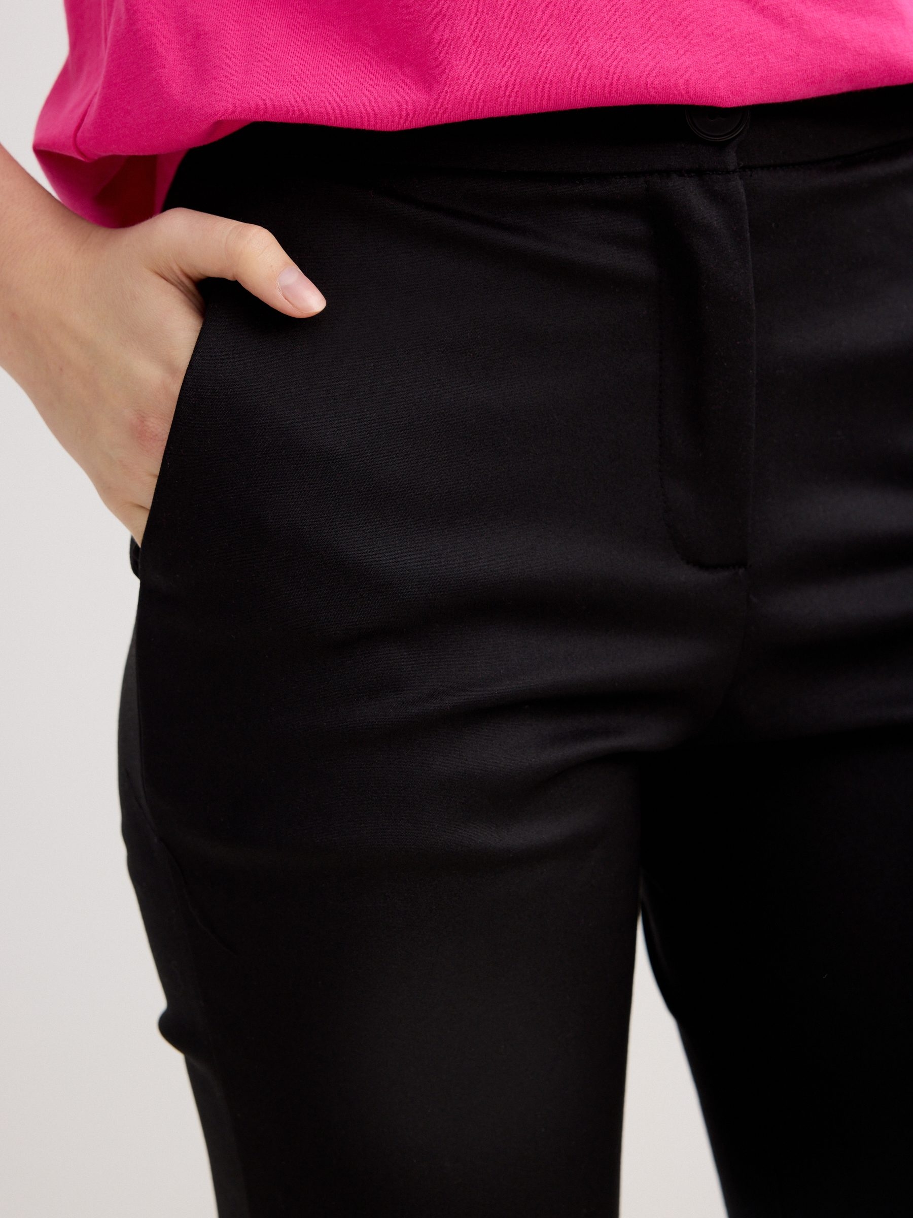 Pantalón slim con pinzas negro vista general frontal