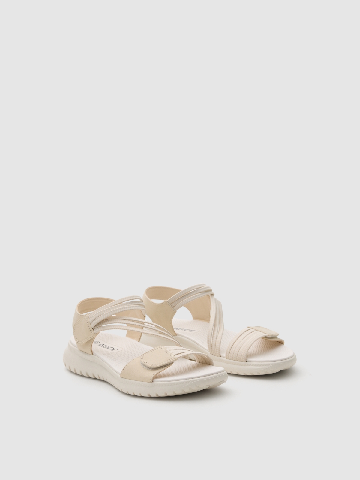 Sandalia cruzada de polipiel con velcro beige vista frontal 45º