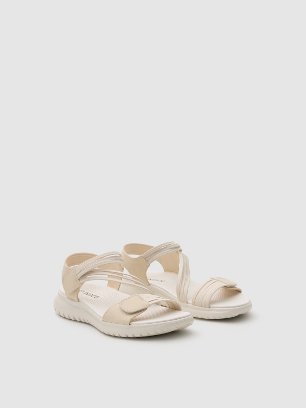 Sandalia cruzada de polipiel con velcro beige vista frontal 45º