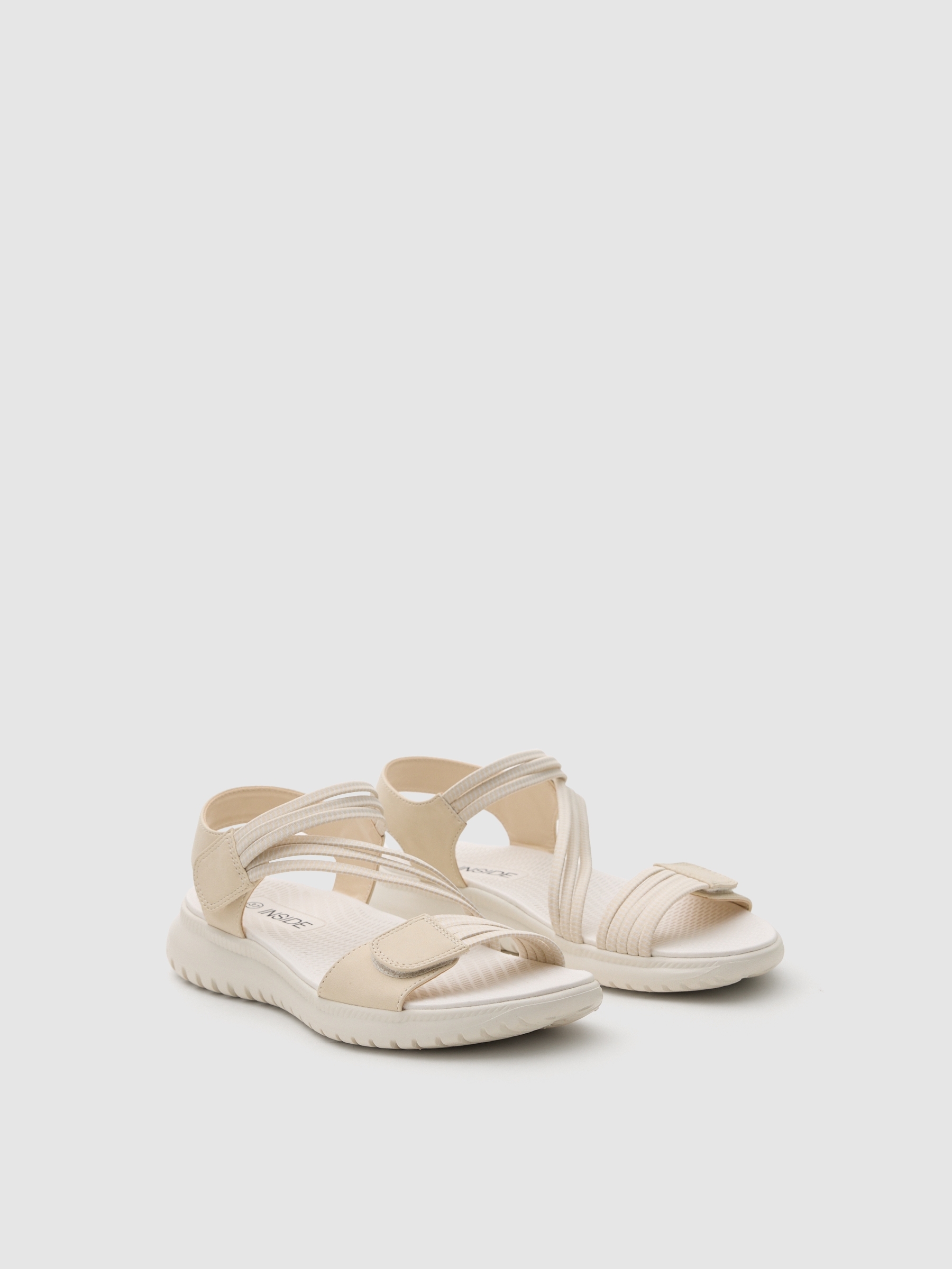 Sandalia cruzada de polipiel con velcro beige
