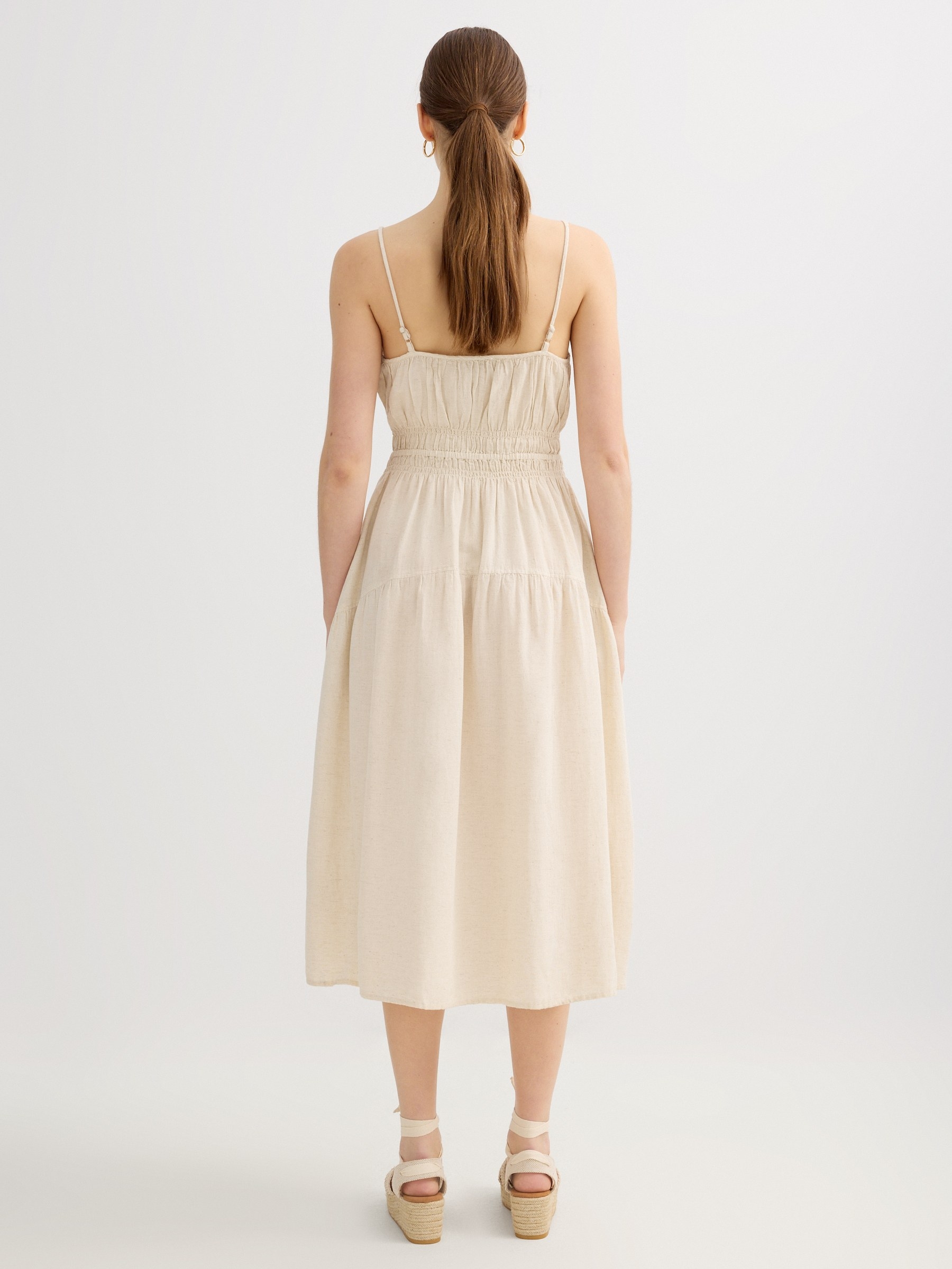 Vestido midi de alças franzido com saia rodada off white vista meia frontal