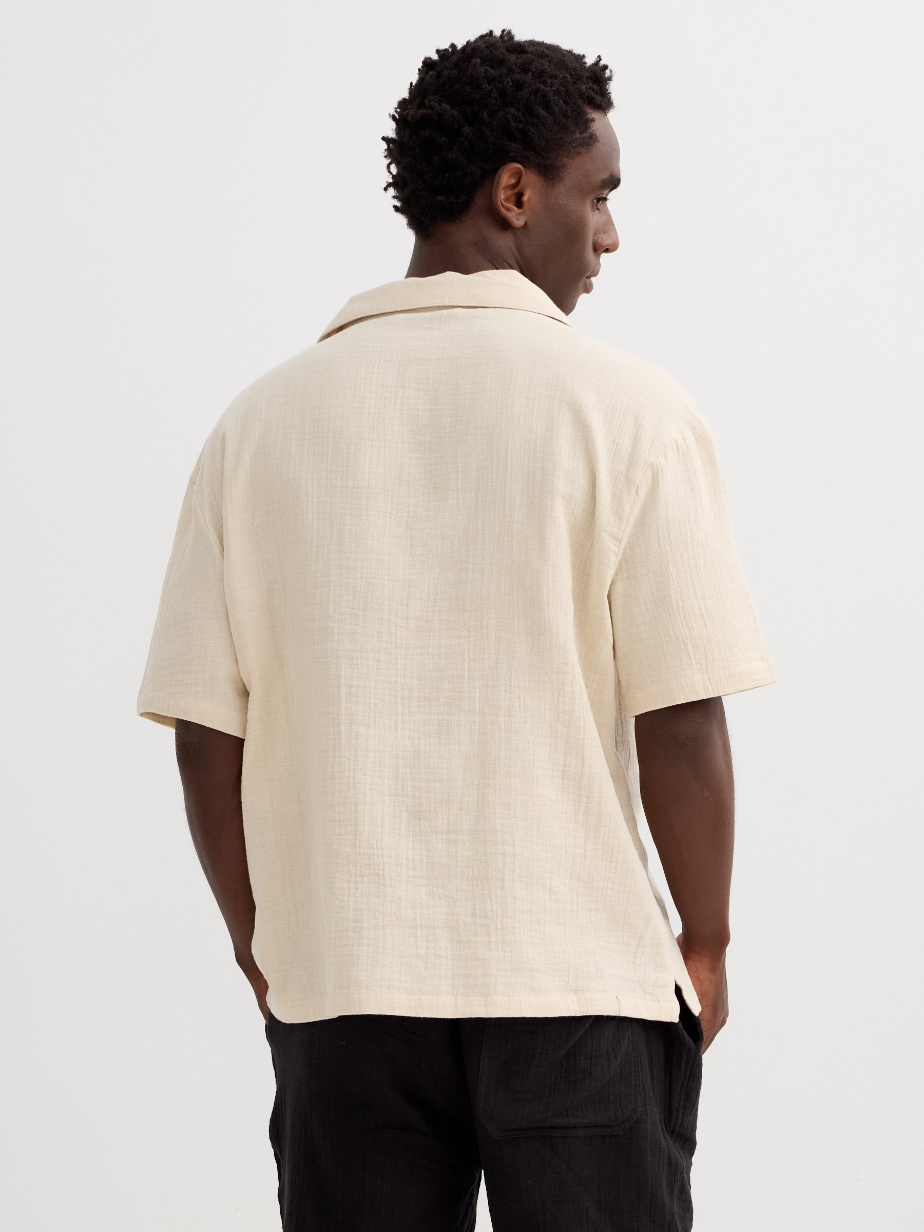 Camisa de algodón con cuello clásico crudo vista media frontal