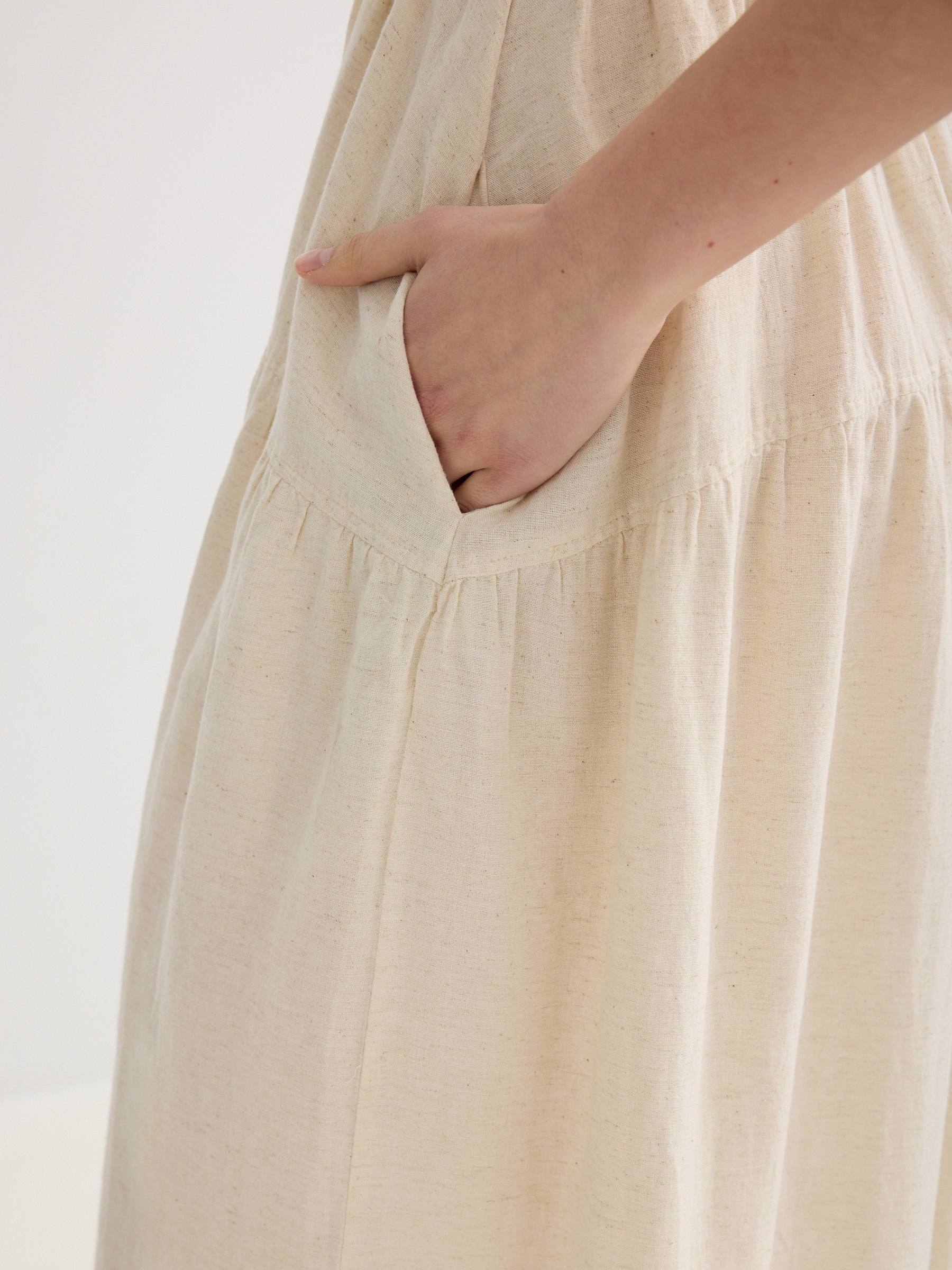 Vestido midi de alças franzido com saia rodada off white vista meia frontal