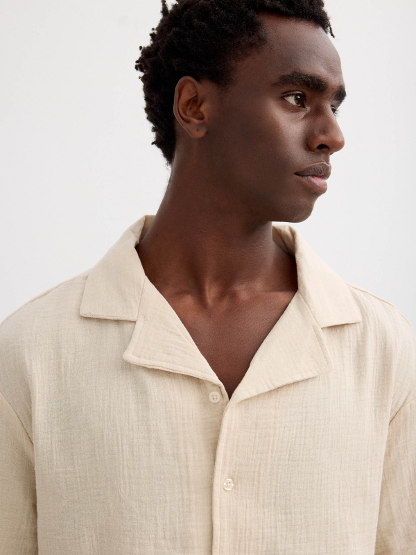 Camisa de algodão com gola clássica crua vista detalhe