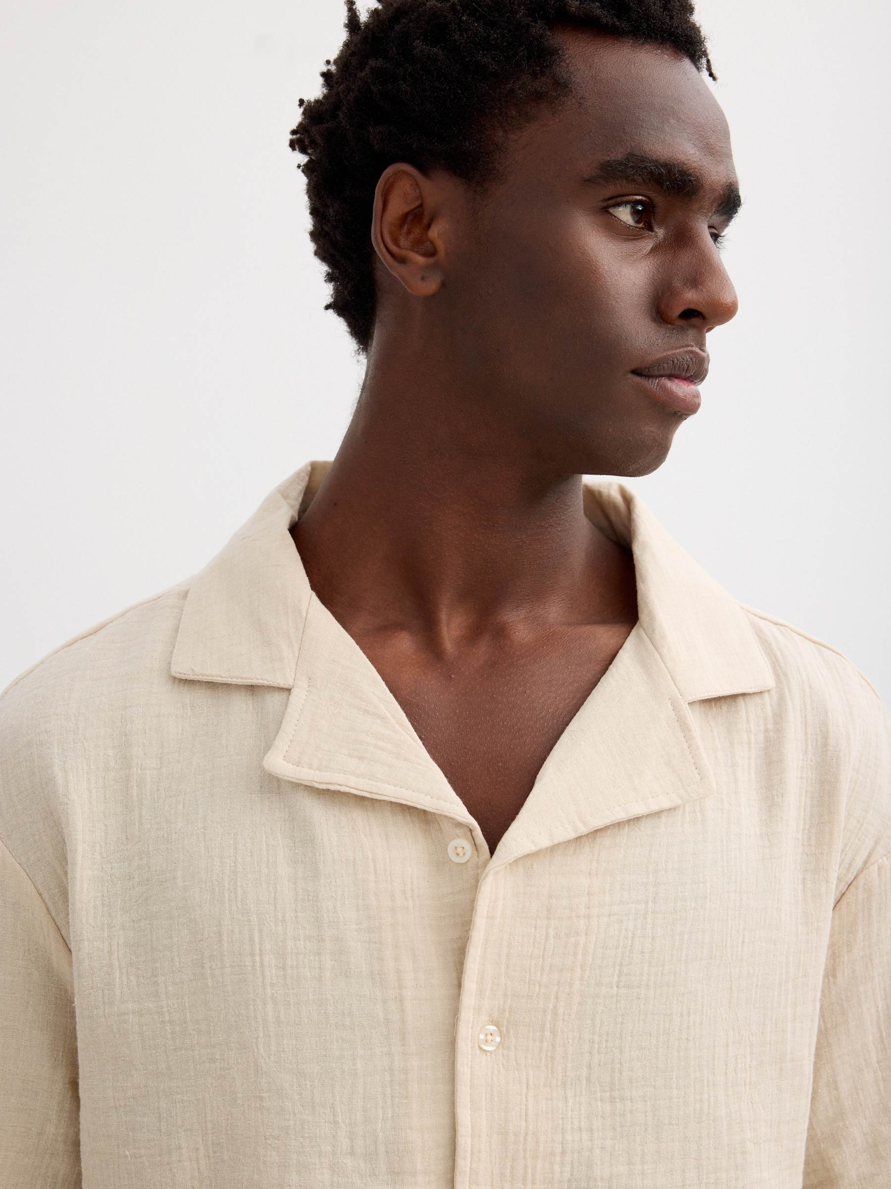 Camisa de algodón con cuello clásico crudo vista media frontal