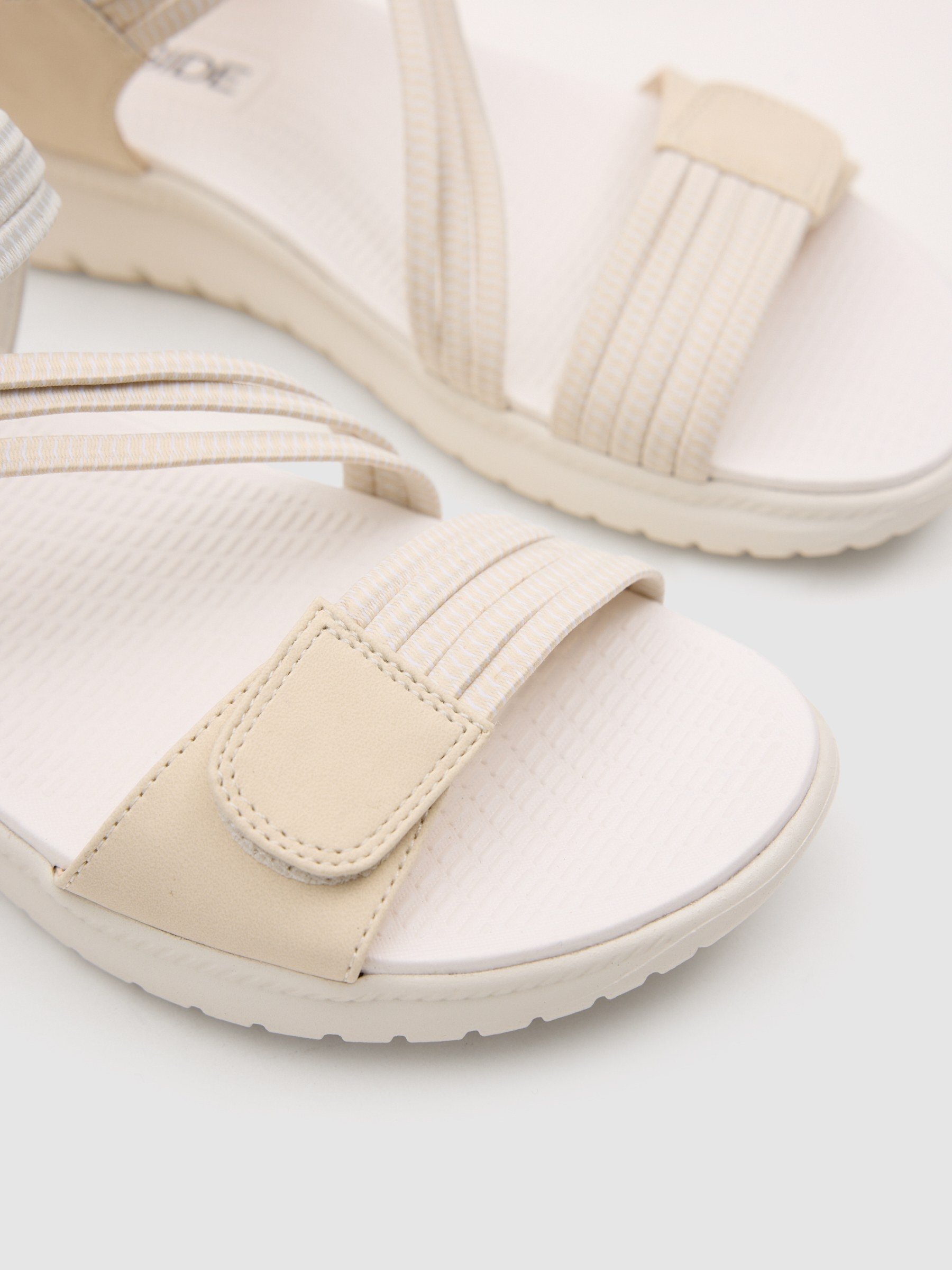 Sandalia cruzada de polipiel con velcro beige