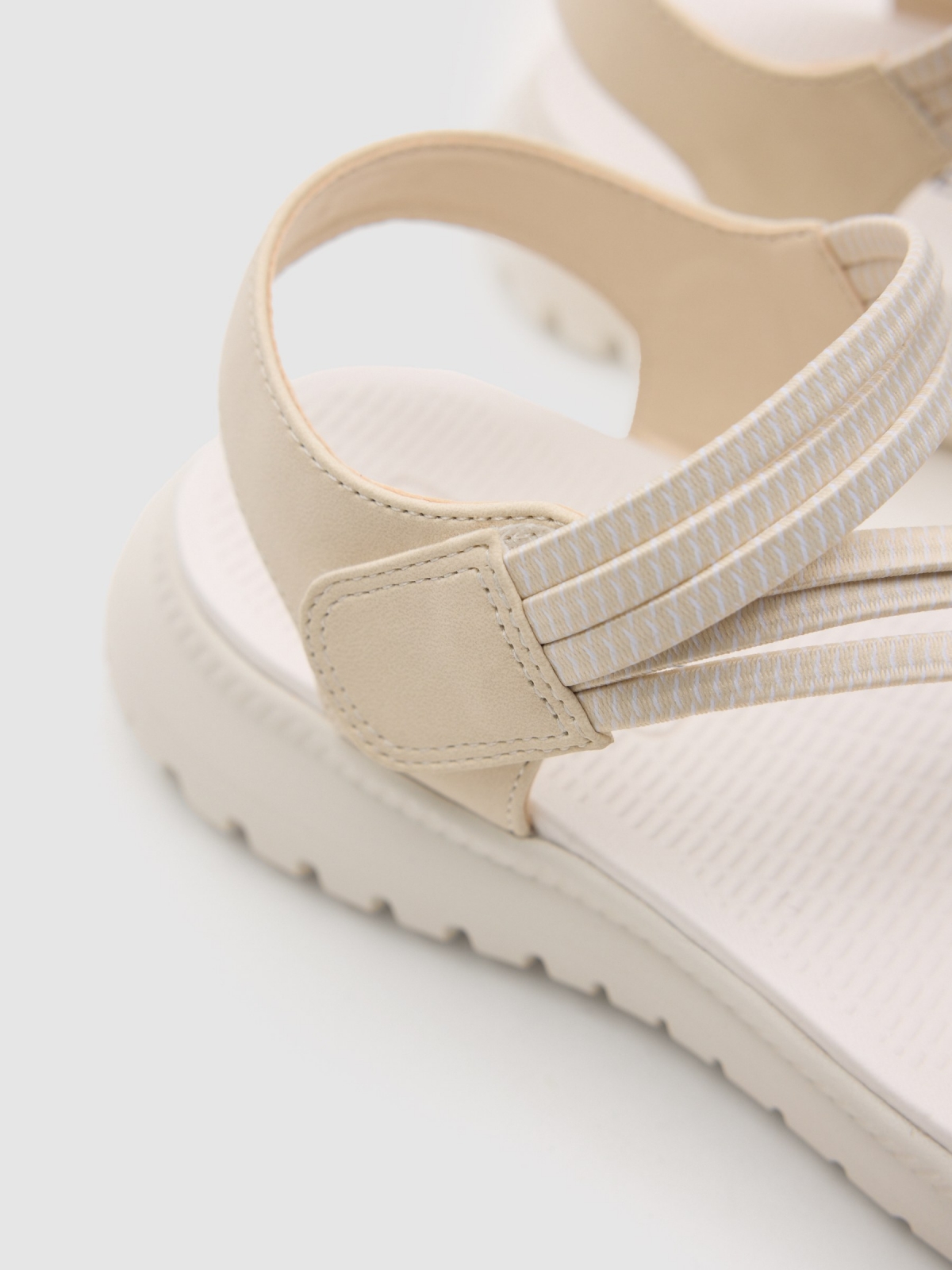 Sandalia cruzada de polipiel con velcro beige vista detalle