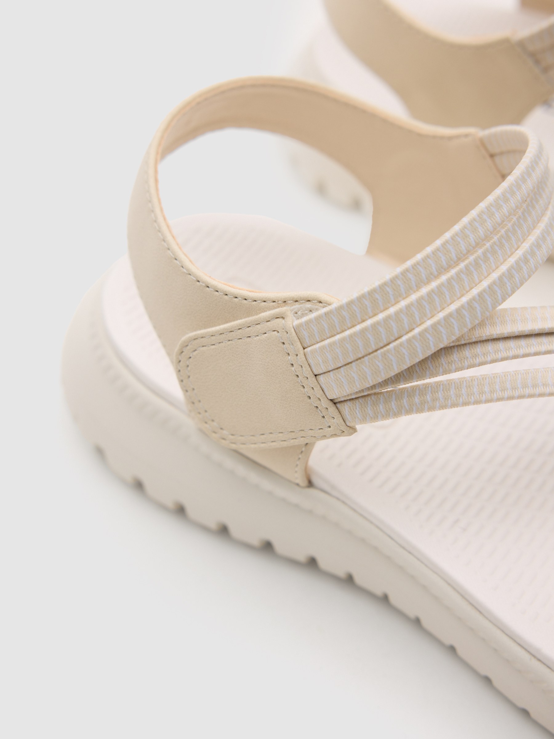 Crossed faux leather sandal with velcro beige