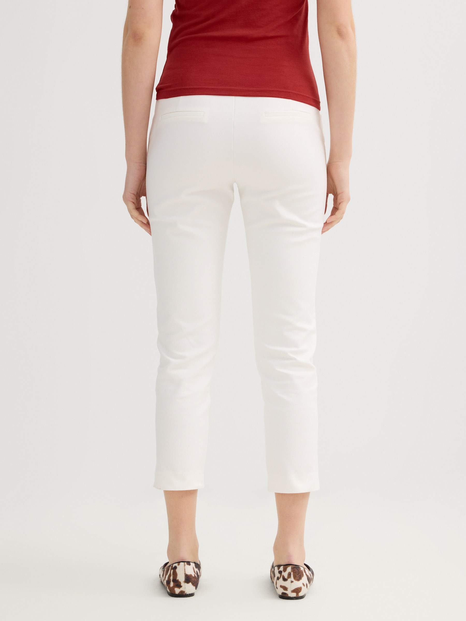 Calça slim com pregas off white vista geral frontal