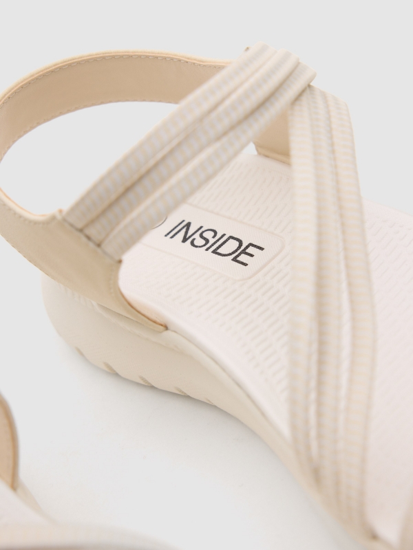 Sandalia cruzada de polipiel con velcro beige vista detalle