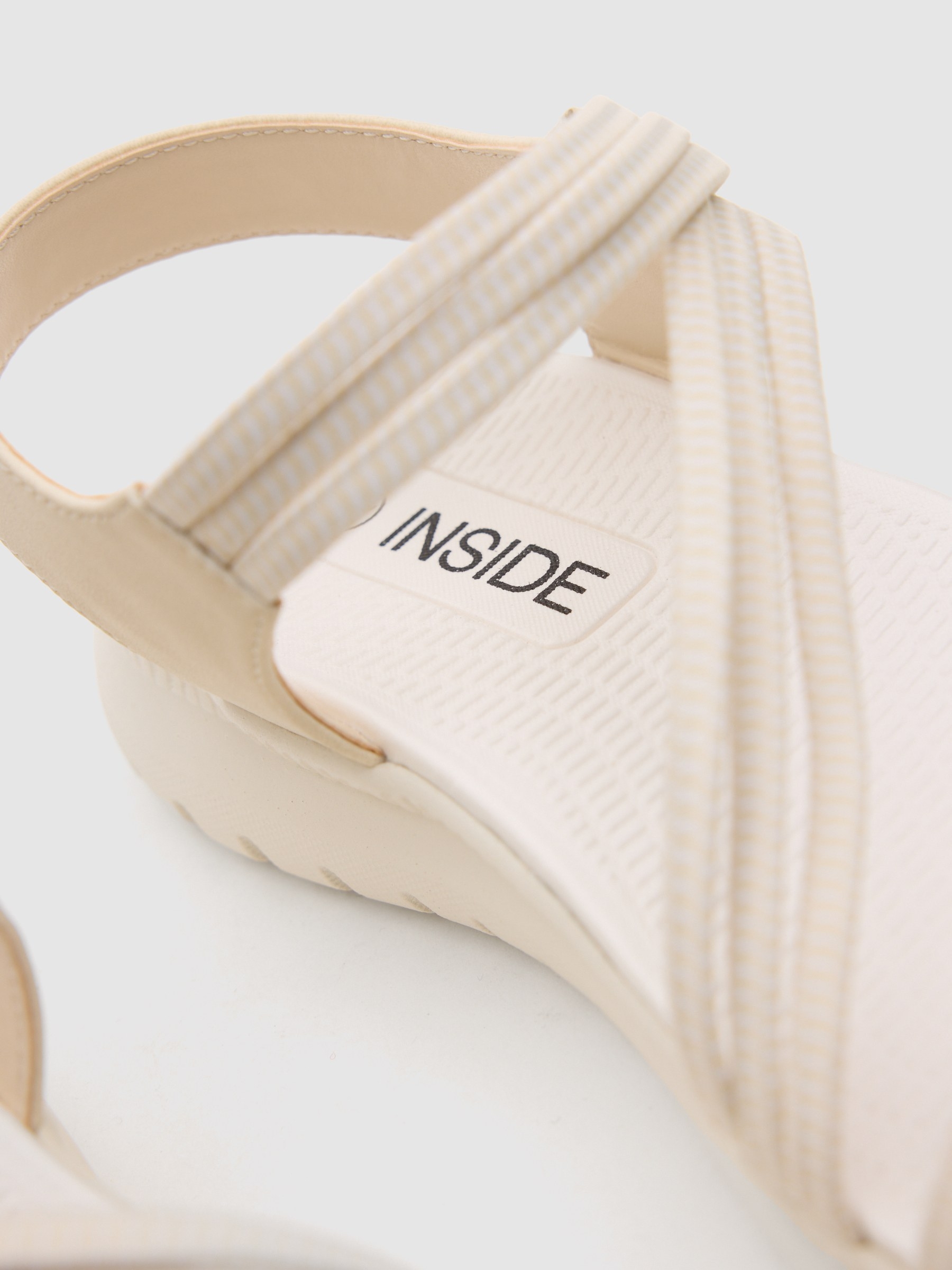 Sandalia cruzada de polipiel con velcro beige