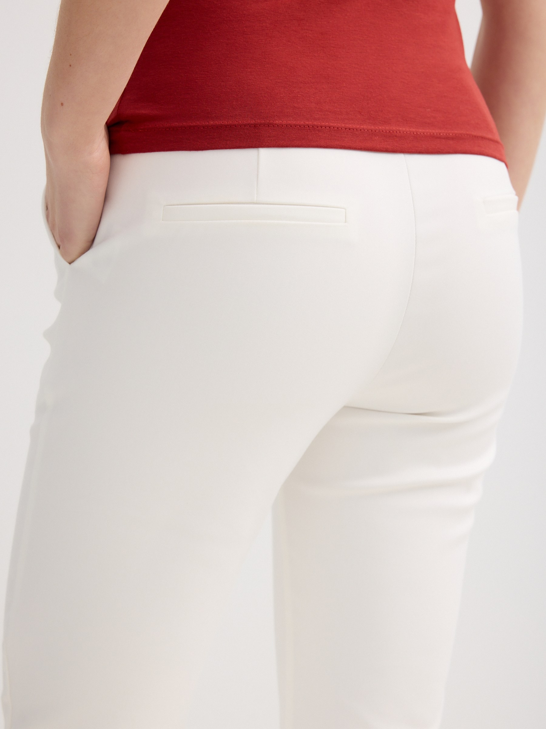 Calça slim com pregas off white vista geral frontal