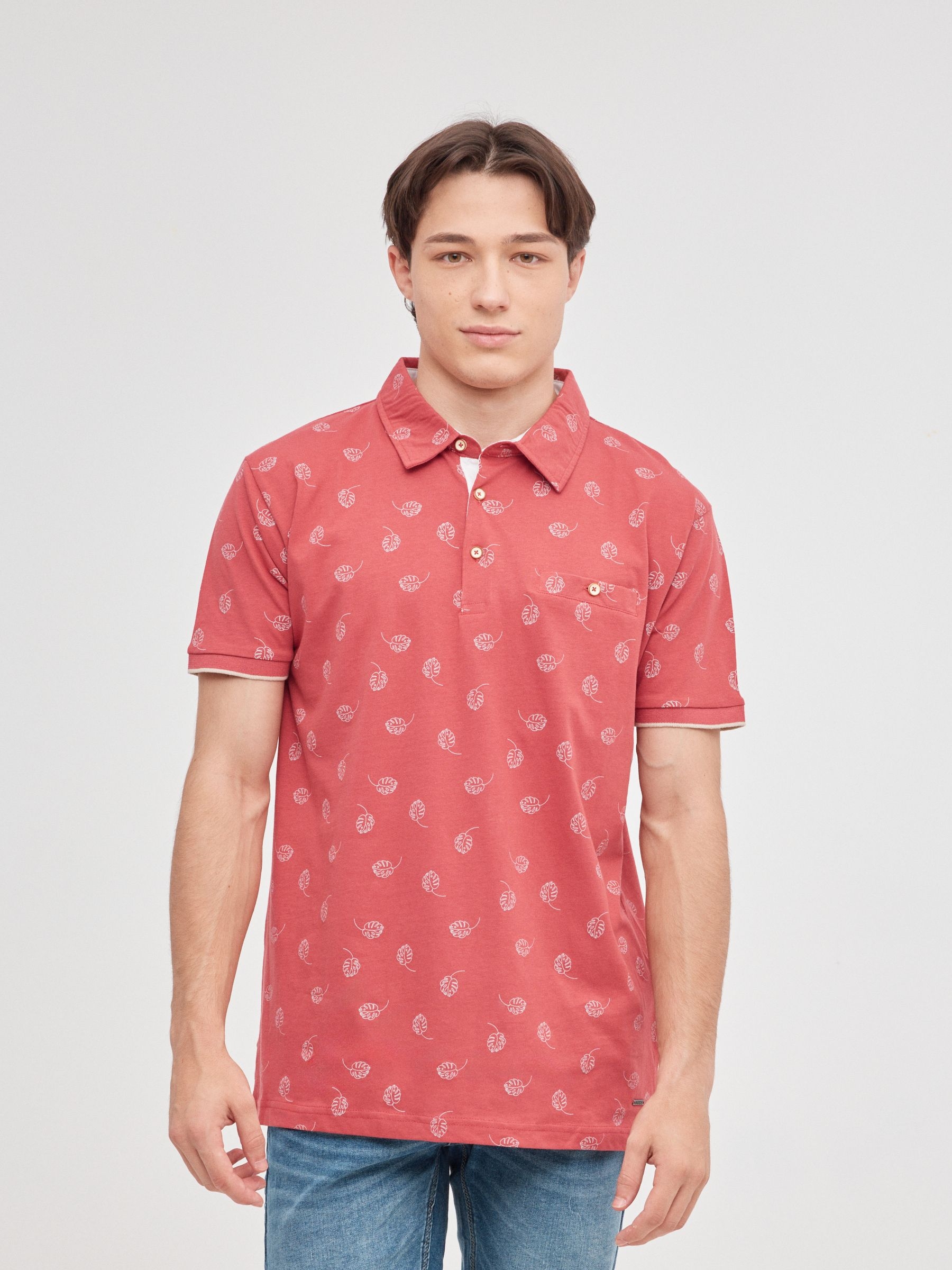 Polo estampado tropical vermelho vista meia frontal