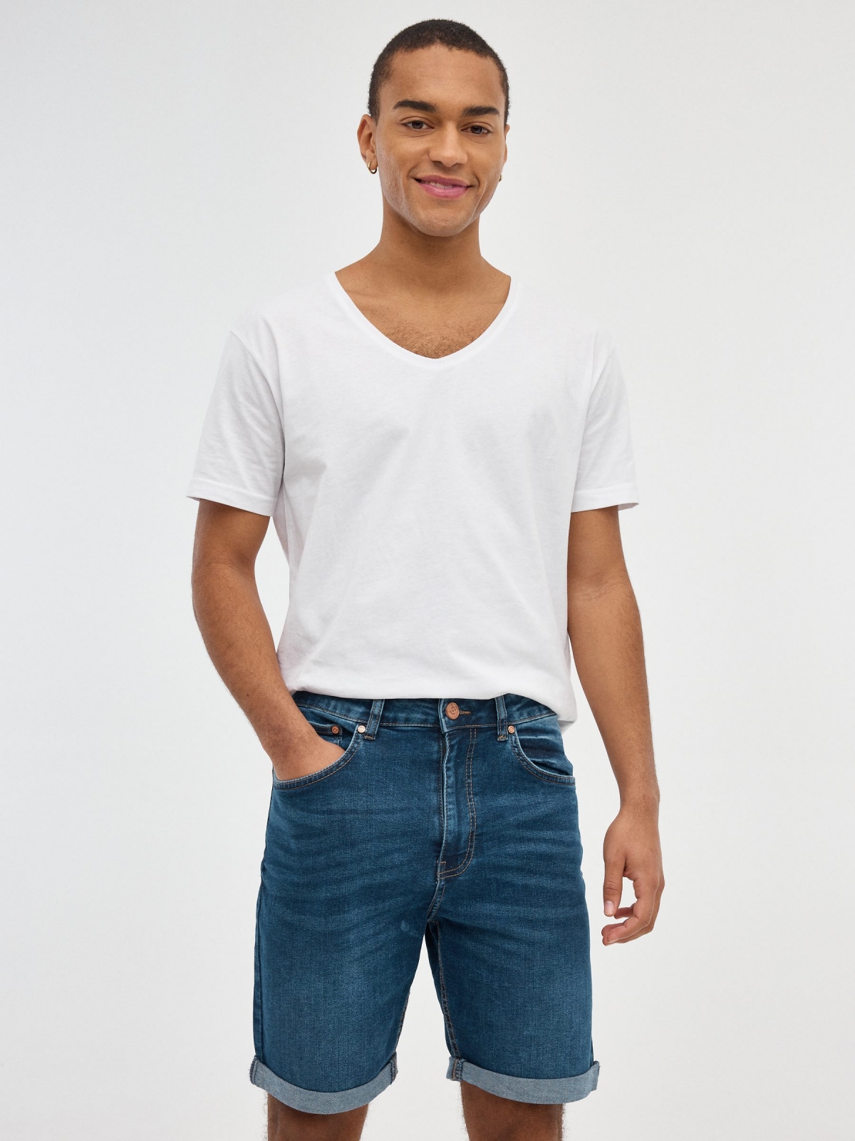 Bermuda jeans rasgados desfiados azul vista meia frontal