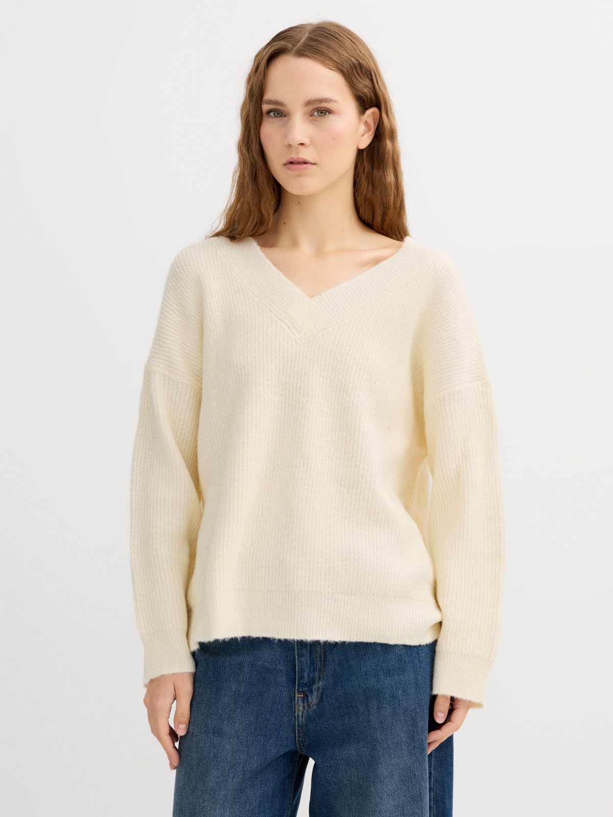 Jersey gola em V liso off white vista meia frontal