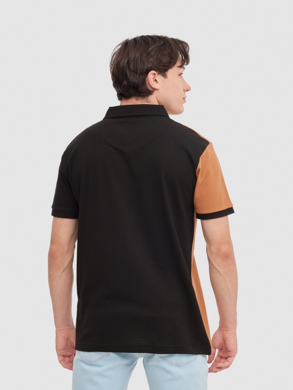 Polo color block preto preto vista meia traseira