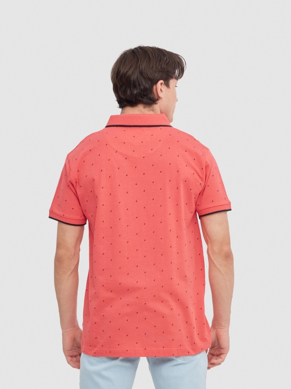 Polo estampado palmeiras vermelho vista meia traseira