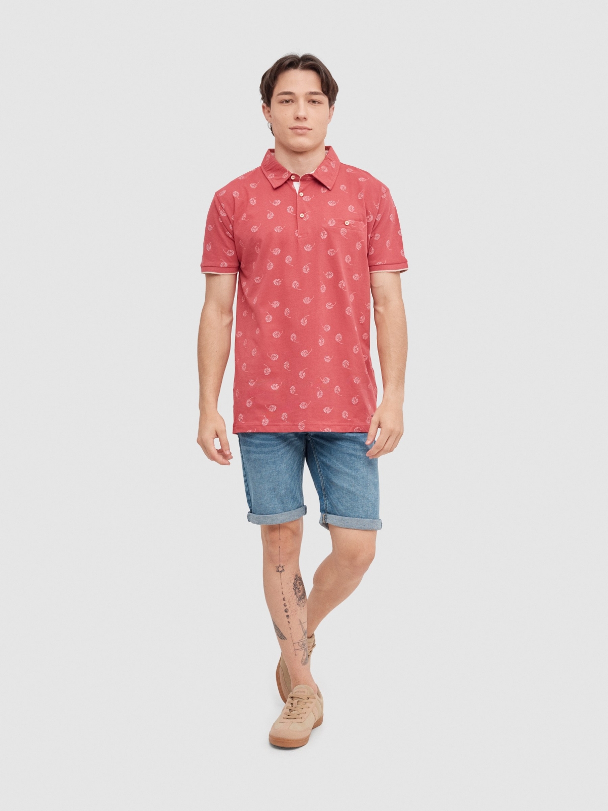 Polo estampado tropical rojo vista general frontal