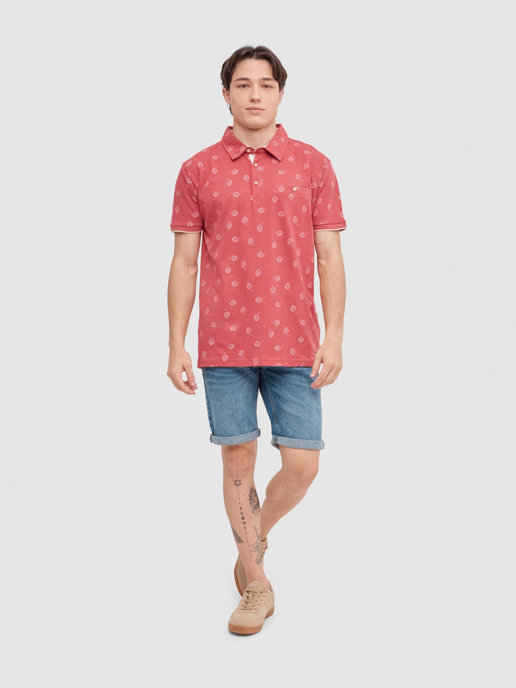 Polo estampado tropical vermelho vista meia frontal