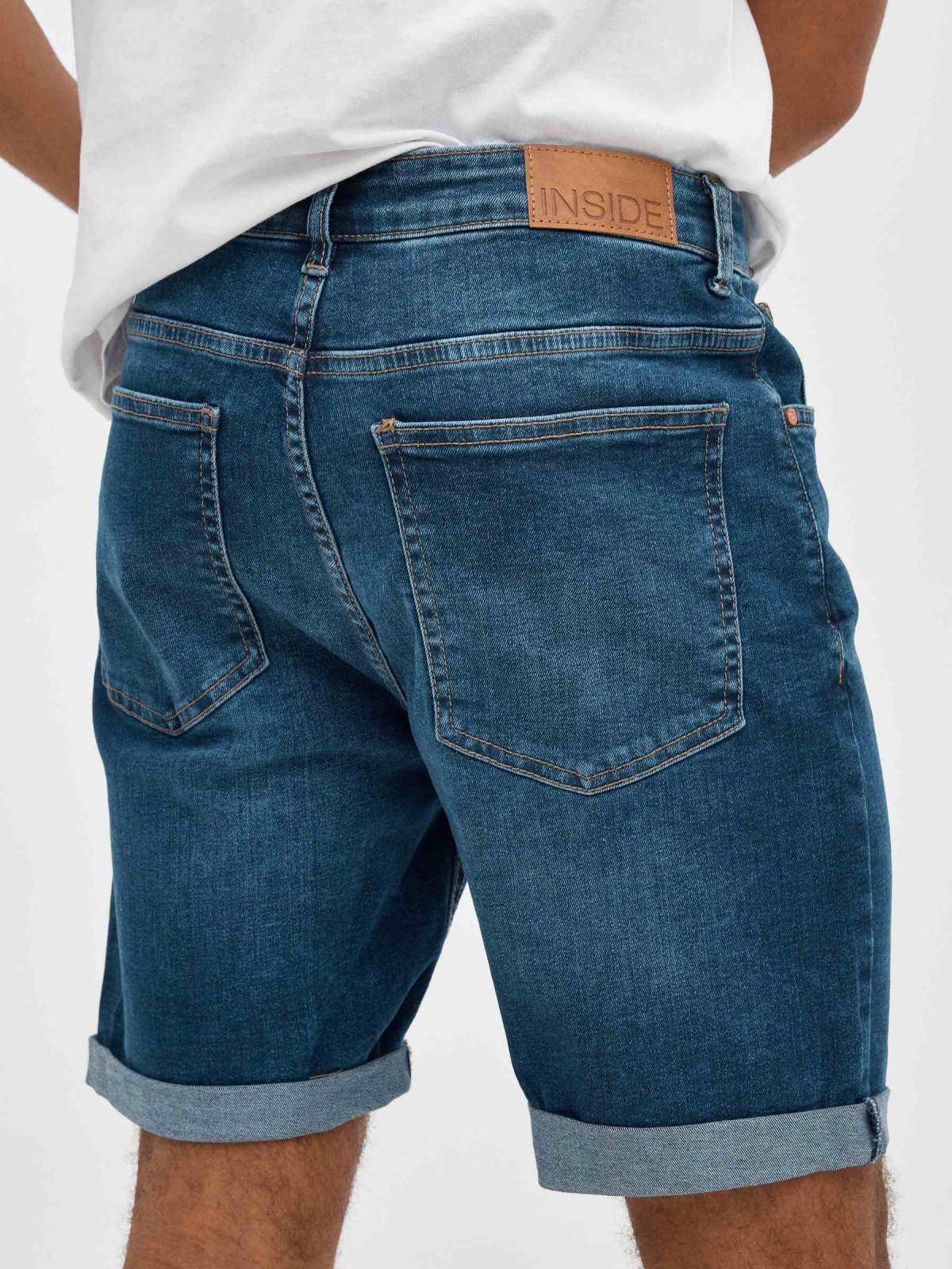 Bermuda jeans rasgados desfiados azul vista detalhe