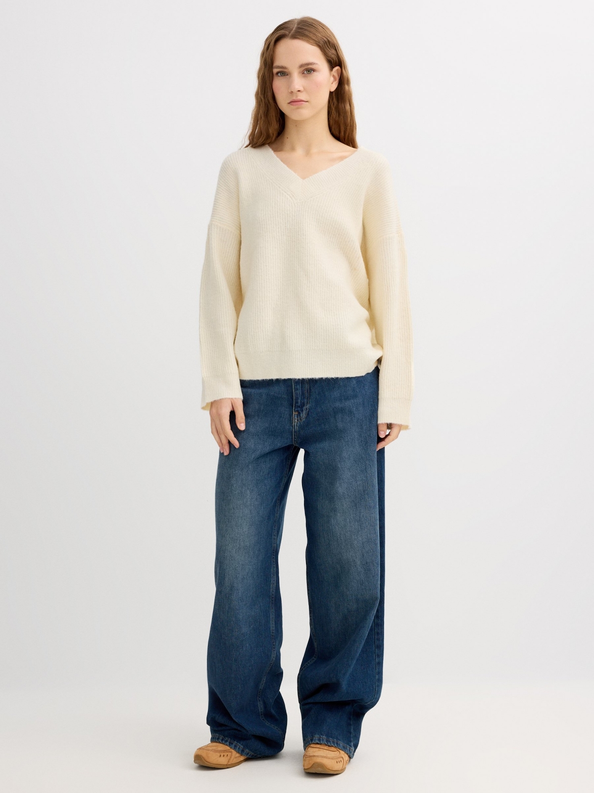 Plain V-neck jersey off white front view