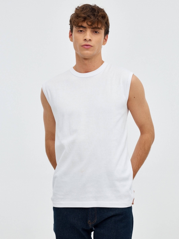 Camiseta básica sem mangas branco vista meia frontal