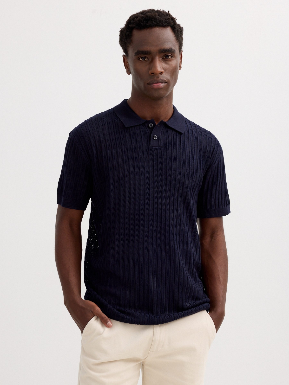 Polo de malha lisa com botões verde vista meia frontal