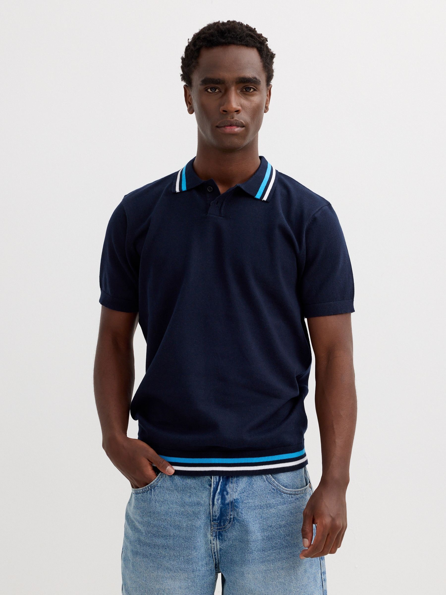 Polo de malha listrado com botões azul marinho vista meia frontal