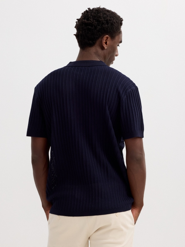 Polo de malha lisa com botões verde vista meia traseira