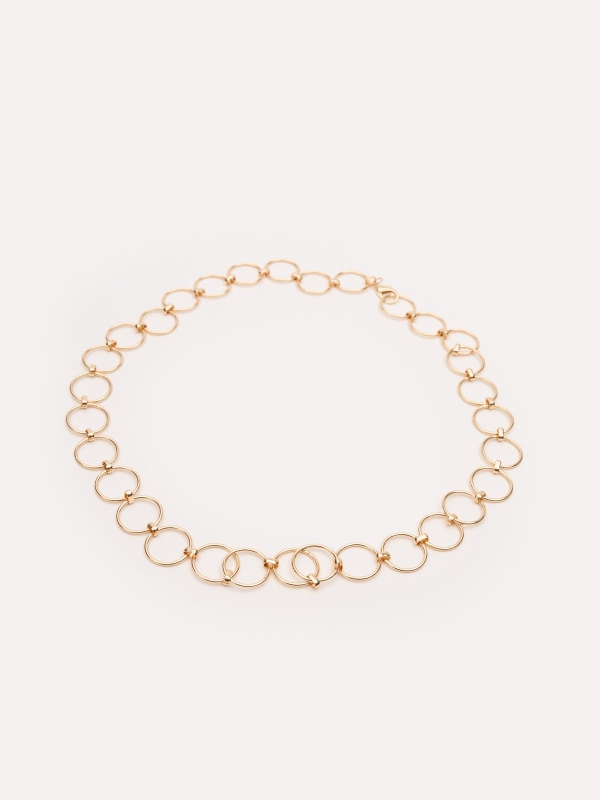 Cinto de corrente dourada com fivela redonda dourado vista detalhe