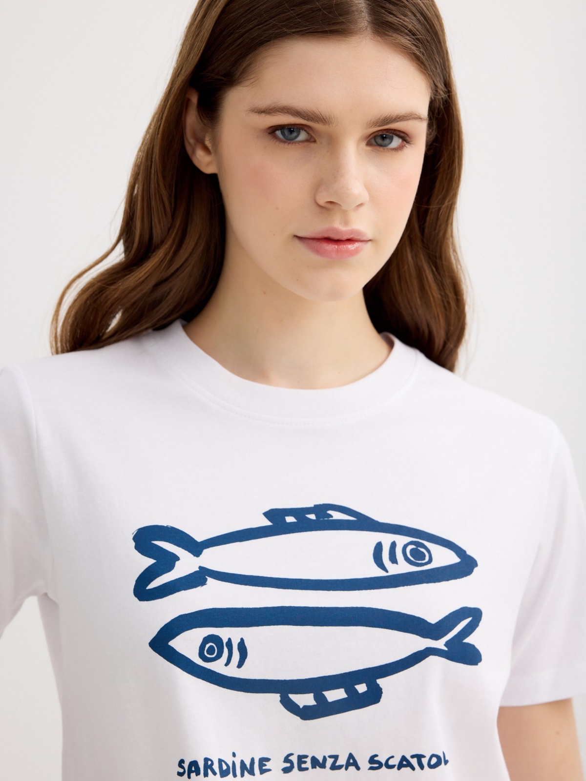 Camiseta estampada sardinhas branco vista detalhe
