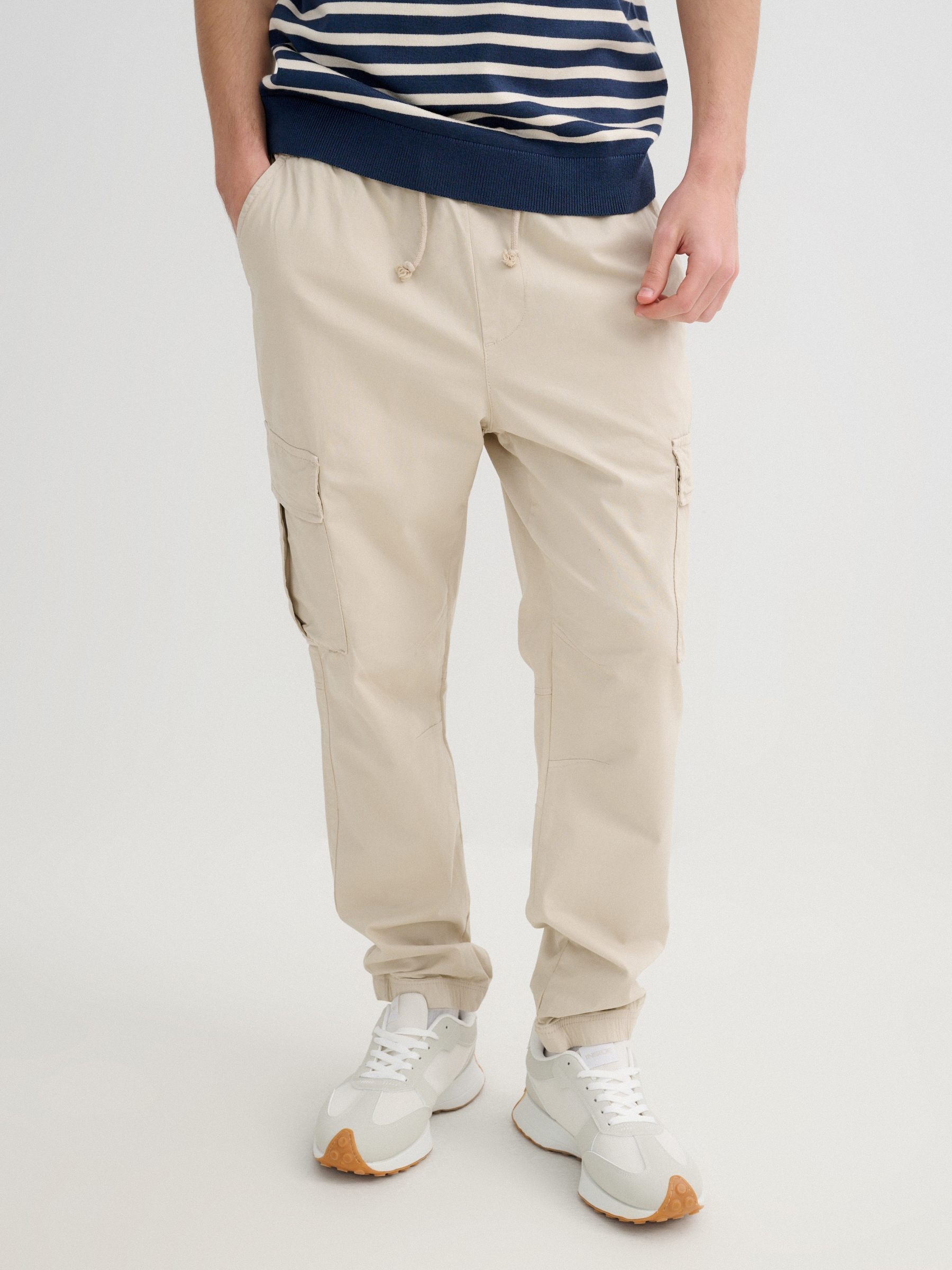 Jogger multibolsillos beige vista general frontal