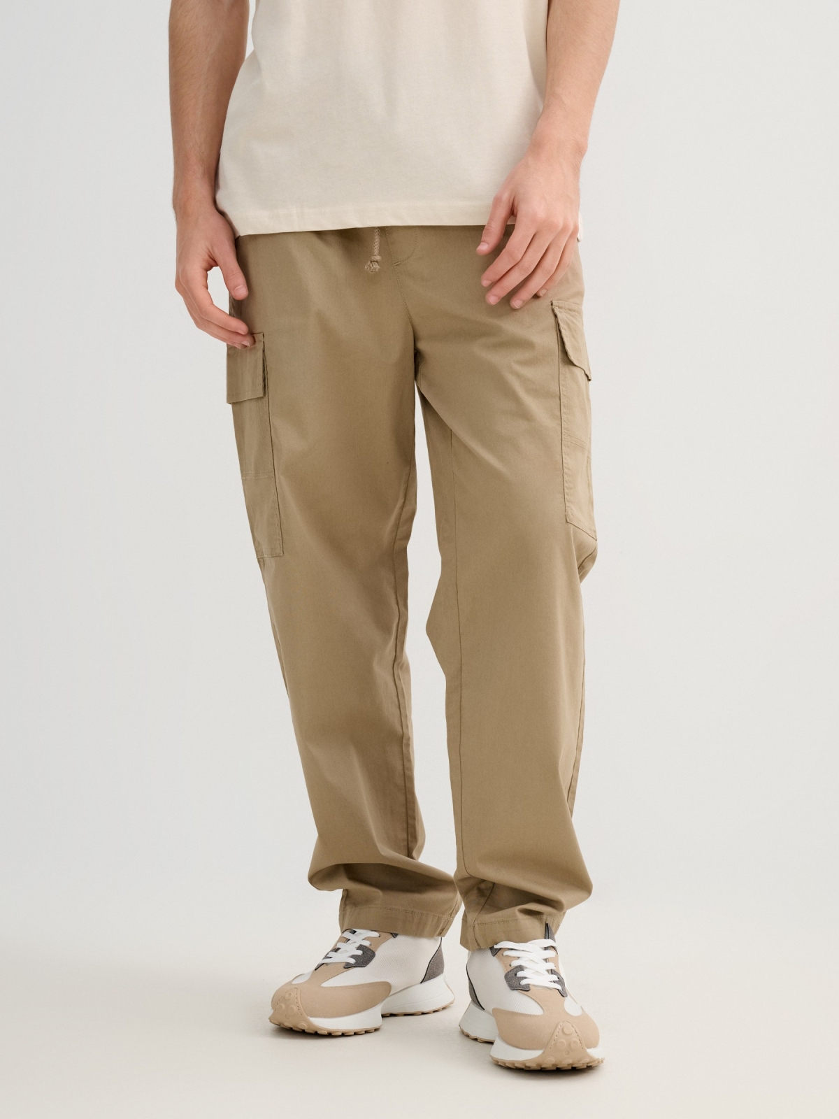 Pantalón cargo jogger beige vista media frontal