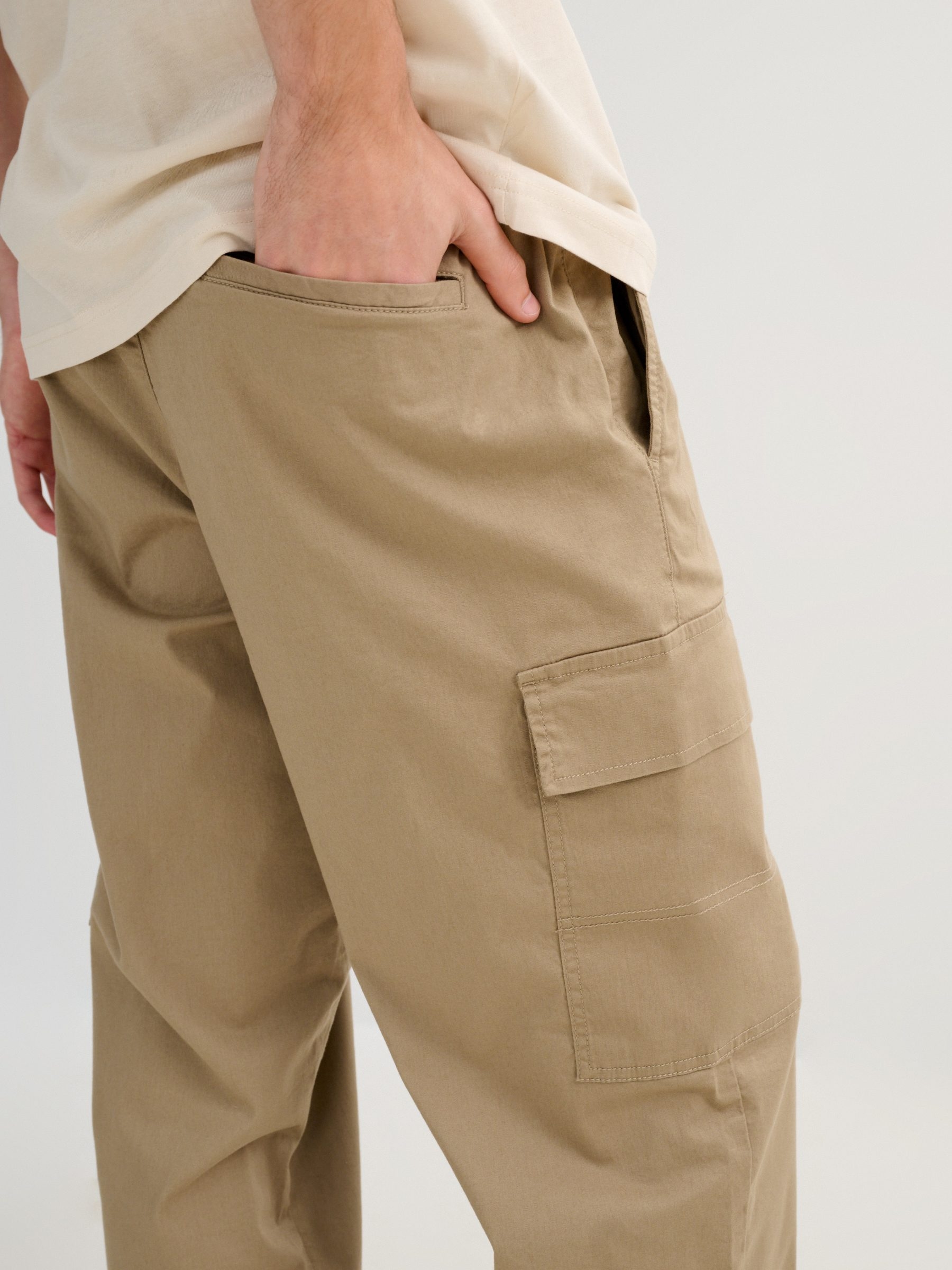 Calça cargo jogger bege vista geral frontal